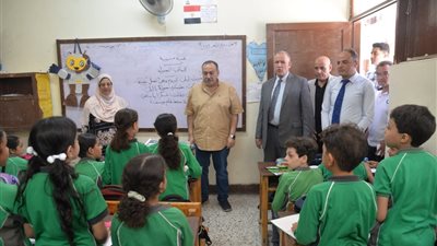 محافظ أسيوط يتابع انتظام العملية التعليمة ويتفقد مدرسة بدر الرسمية للغات