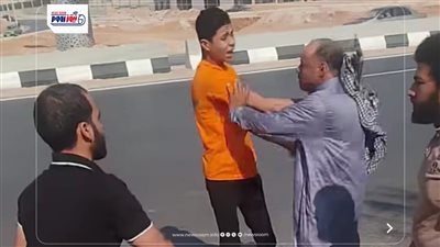 الأمن يفحص فيديو تعدي سائق ميكروباص على راكب بسبب الأجرة بطريق الفيوم القاهرة