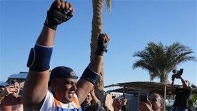 حطم الرقم القياسي.. مصري يسحب سفينة وزنها 700 طن بأسنانه