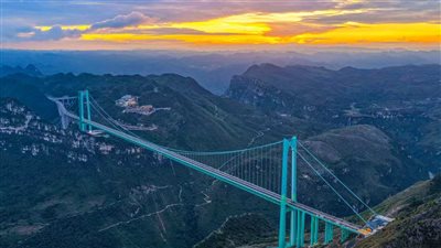 الصين تفتتح أطول جسر في العالم.. يقلص وقت التنقل من ساعتين إلى دقيقتين