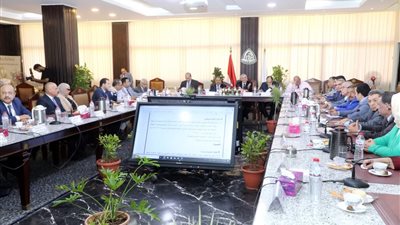 محافظ الشرقية يُشارك اجتماع مجلس جامعة الزقازيق ويشيد بدور الجامعة التعليمى