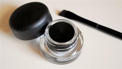 ما حكم غسل الوجه عند الوضوء مع وجود الكحل سواء استخدامه للزينة أم لا؟