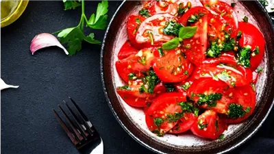 طريقة تحضير سلطة الطماطم بالثوم والبقدونس.. نكهة منعشة وصحية 	