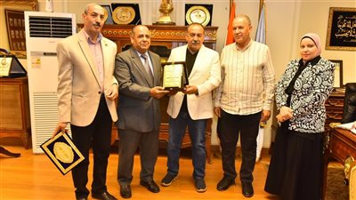 محافظ أسيوط يتسلم خطاب شكر من الأكاديمية المهنية للمعلمين تقديرًا لدعمه