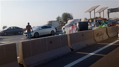 تصادم سيارة نقل بالحاجز الخرساني يعطل الحركة على طريق بنها الحر بالقليوبية