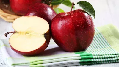 ماذا يحدث عندما تبدأ يومك بأكل التفاح على معدة فارغة؟