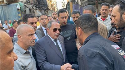 محافظ بورسعيد يقدم واجب العزاء لأسرة ضحية حريق شارع الحميدي بحي العرب