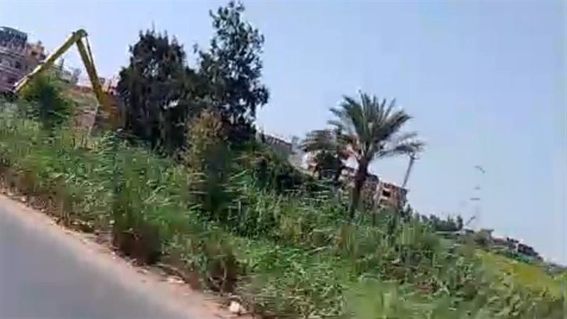 الرافعة تزيل القمامه