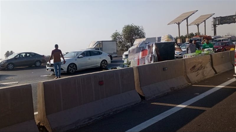 صادم سيارة نقل بالحاجز