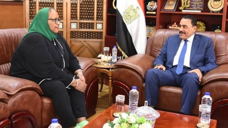 محافظ مطروح يلتقي