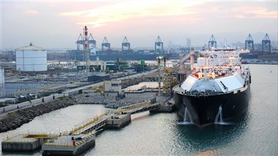 خبير اقتصادي يوضح حقيقة تكدس ناقلات الغاز المسال في الموانئ المصرية 