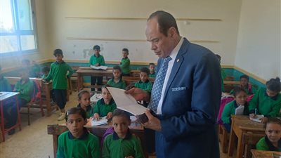 وكيل تعليم السويس يواصل جولاته الميدانية لمتابعة عمل المدارس بحي الجناين