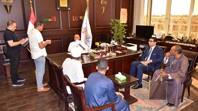 محافظ الأقصر يستقبل وفد قرية نجع البركة لبحث احتياجات أهالي القرية