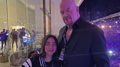 حبيبي وأخويا .. ابنة أحمد سعد تثير الجدل بظهورها مع أندر تيكر