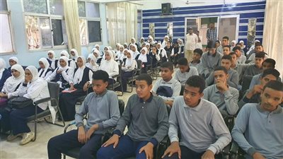 وكيل تعليم الأقصر يلتقي طلاب الثانوية بالطود والقرنة لشرح تفاصيل نظام البكالور