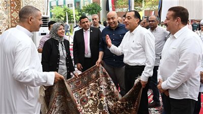 رئيس الوزراء يتفقد معرض صناعات الحرف اليدوية والتراثية بقرية شمّا بأشمون