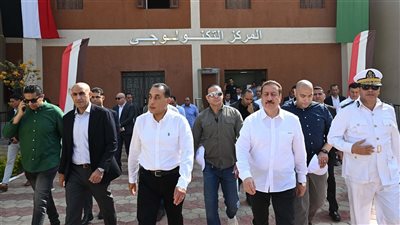 رئيس الوزراء يتفقد مجمع خدمات المواطنين بقرية شمّا ضمن مشروعات