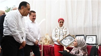 بترسم بقدمها.. رئيس الوزراء يوجه بتوفير فرصة عمل لفتاة من ذوي الهمم بالمنوفية