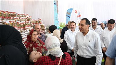 رئيس الوزراء يتفقد سوق اليوم الواحد للسلع الغذائية بأشمون