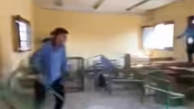 الأمن يفحص فيديو يظهر طلابًا يخربون الفصول ويعبثون بالمقاعد