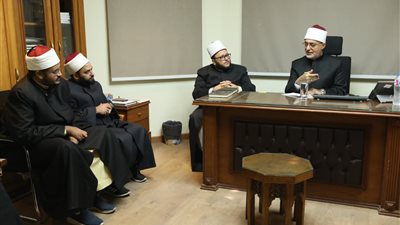 مفتي الجمهورية يتابع سير العمل في إدارات الفتوى الشفوية والهاتفية بالدار