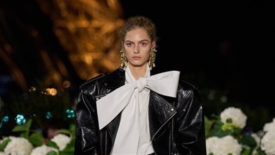 عرض أزياء سان لوران: الاحتفاء بالأناقة الراقية والأسلوب الباريسي