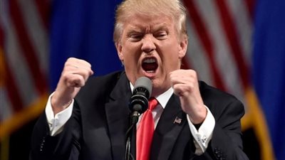 بعد سماع ضحكات مكتومة من تصريحاته.. ترامب يهدد بإقالة القادة العسكريين