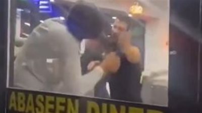بسبب اللحم البقري.. هنود يحطمون محتويات مطعم في بريطانيا |فيديو