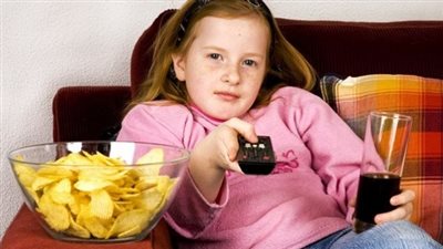 كيف تؤثر مشاهدة التلفاز أثناء تناول الطعام على صحتك