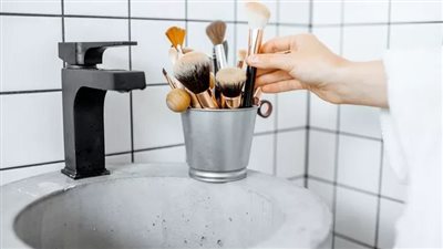 لسلامة بشرتك.. الطريقة الصحيحة لتنظيف فرش المكياج جيدًا