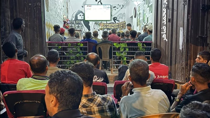 سكان غزة أثناء مشاهدته