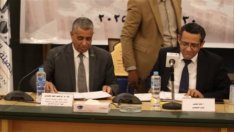 جانب من توقيع العقود