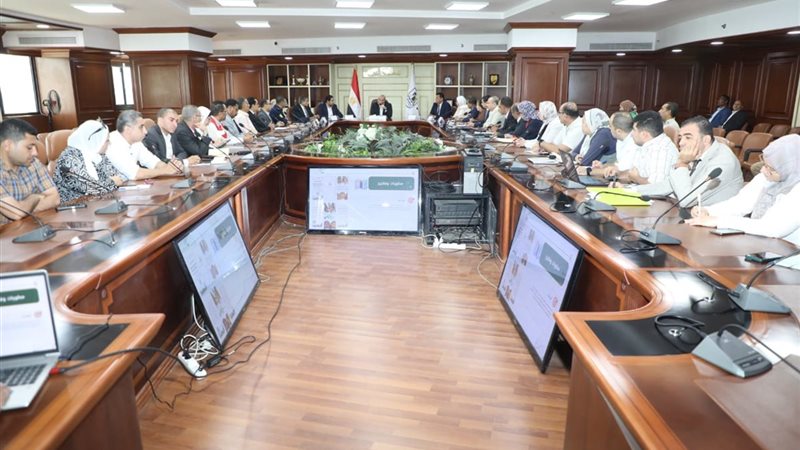 اجتماع محافظ بنى