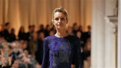 لحظة مؤثرة في عالم الموضة: فستان برسمة جورجيو أرماني في عرضه الأخير