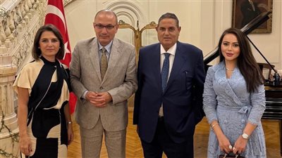 أسما إبراهيم في لقاء عائلي مع السفير التركي وزوجته بالقاهرة |صور