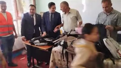 إحالة مدير مدرسة للتحقيق بعد السماح بتوزيع حقائب على الطلاب داخل المدرسة