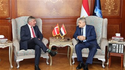 قناة السويس وسفير الدنمارك يبحثان تعزيز التعاون مع ميرسك