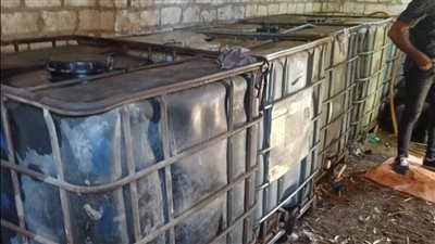 قبل بيعها بالسوق السوداء.. ضبط 7 أطنان سولار بأحد المخازن بأسيوط