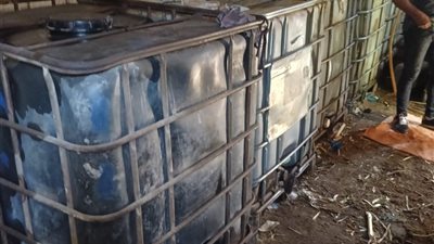 ضبط 7 أطنان سولار بأحد المخازن بقرية جحدم بمنفلوط قبل بيعها بالسوق السوداء