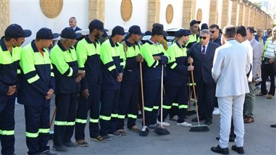 لدعم منظومة النظافة.. محافظ الدقهلية يلتقى بعمال شركة النظافة بحى غرب المنصورة