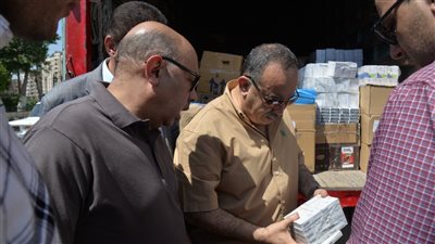 محافظ أسيوط يستقبل شحنة أدوية و10 كراسي كهربائية متحركة لتوزيعها 