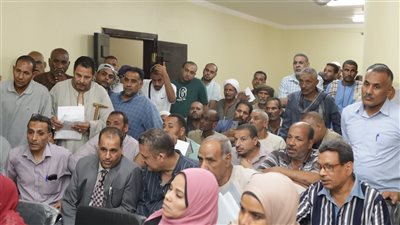 نائب محافظ قنا يجتمع مع أهالي حاجر الجبل لبحث ملف تقنين الأراضي