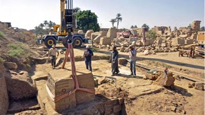 الكشف عن لوحة نادرة من العصر اليوناني الروماني قرب بوابة الملك رمسيس الثالث