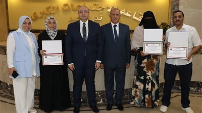 محافظ بني سويف يُكرًم المتميزين بوحدات الرصد الميداني بمركزى الواسطي وببا