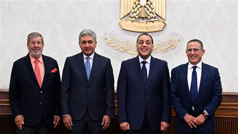 رئيس الوزراء مع شركاء
