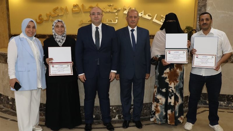 محافظ بني سويف يُكرًم