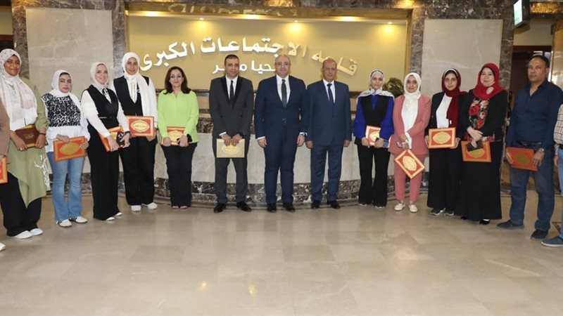 محافظ بني سويف يُكرّم