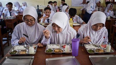بسبب الوجبات المدرسية.. إصابة 9000 طفل إندونيسي بالتسمم الغذائي 