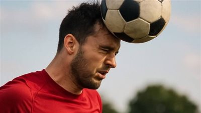 دراسة تحذّر: ضربات الرأس المتكررة بكرة القدم تهدد الذاكرة وتؤثر على الدماغ