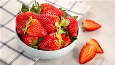 كيف تحمي الفراولة شعرك وتقوي فروة الرأس بشكل طبيعي